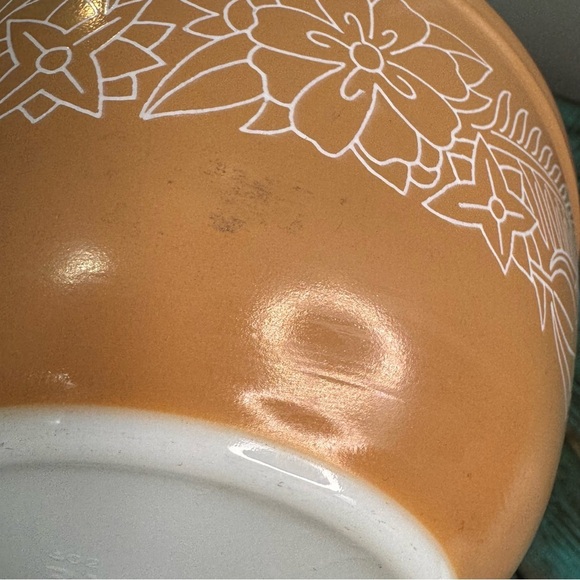 Vintage Woodland Tan Pyrex Mixing Bowl 1.5 Qt. - Picture 7 of 9
